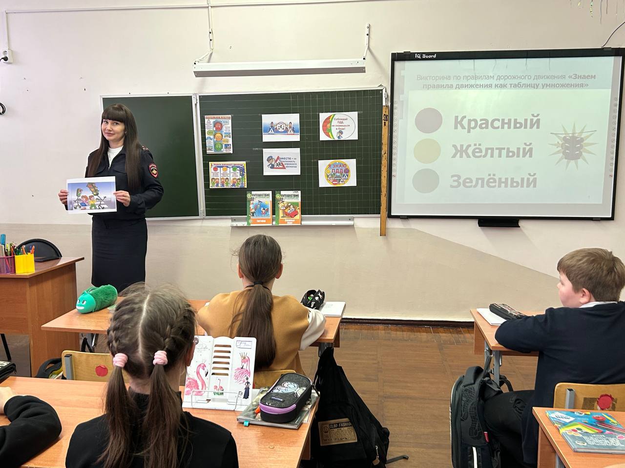 Сотрудники Госавтоинспекции Староминского района совместно с педагогами провели викторину «Лучший знаток ПДД» для учеников начальной школы Сотрудники Госавтоинспекции Староминского района совместно с педагогами провели викторину «Лучший знаток ПДД» для учеников начальной школы