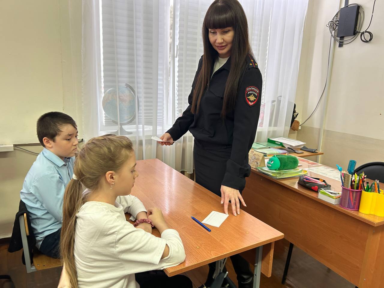 Сотрудники Госавтоинспекции Староминского района совместно с педагогами провели викторину «Лучший знаток ПДД» для учеников начальной школы Сотрудники Госавтоинспекции Староминского района совместно с педагогами провели викторину «Лучший знаток ПДД» для учеников начальной школы
