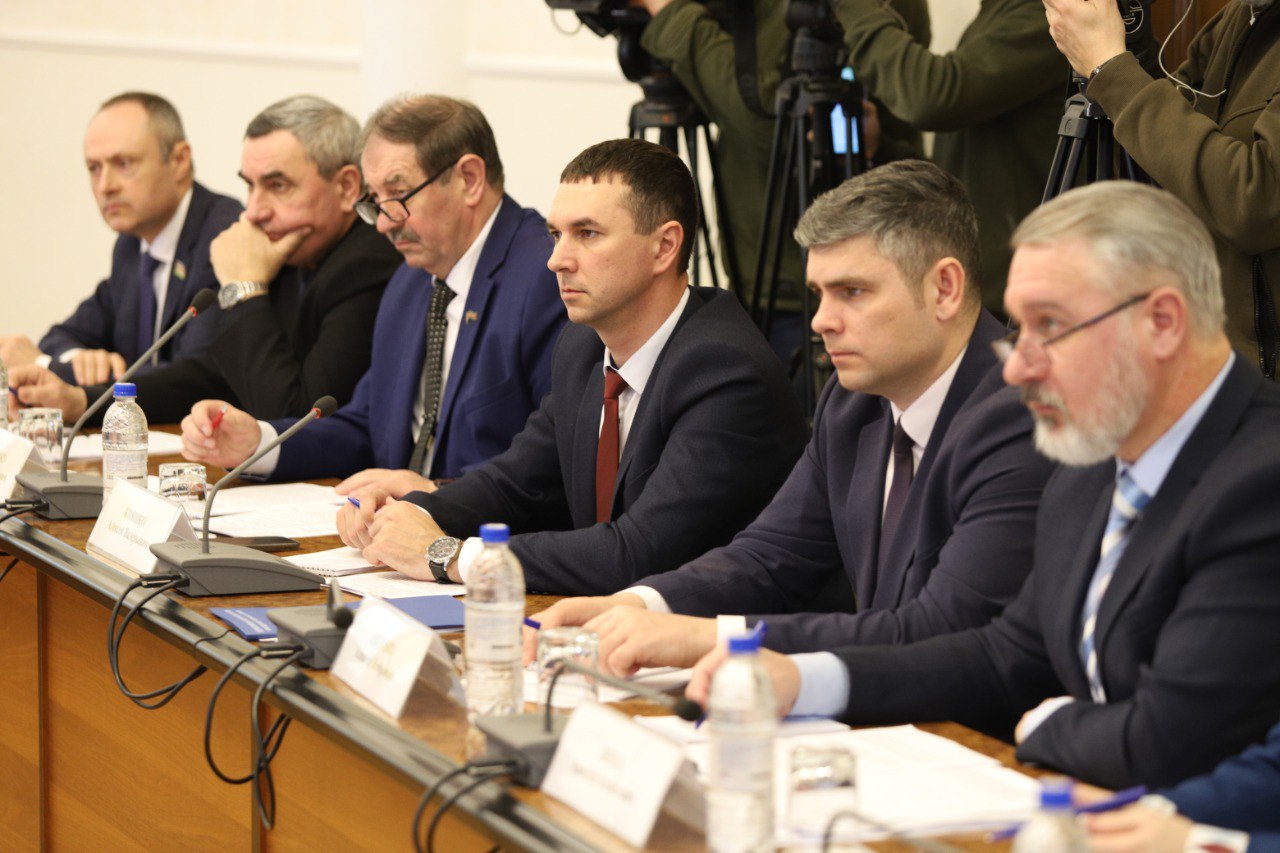 Председатель ЗСК Юрий Бурлачко провел заседание круглого стола по вопросам развития Староминского района Председатель ЗСК Юрий Бурлачко провел заседание круглого стола по вопросам развития Староминского района