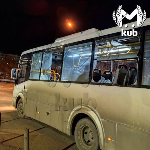 Стёкла выбило в автобусе, который ехал недалеко от Романовской гимназии в Краснодаре
