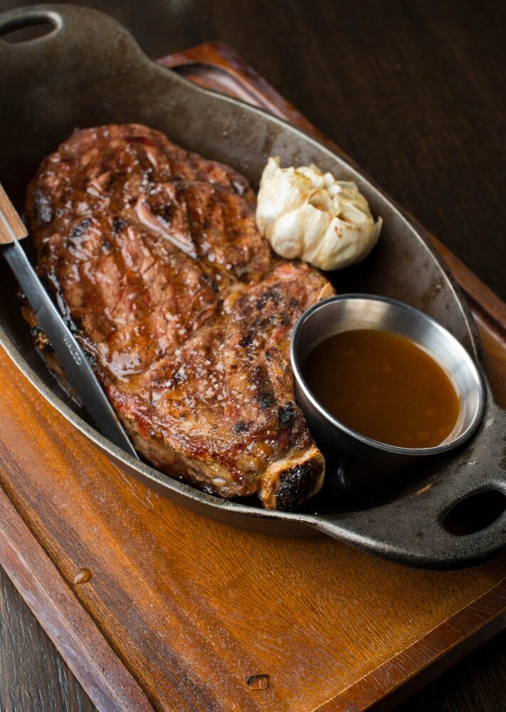 Изысканный говяжий стейк с пряным чесночным соусом