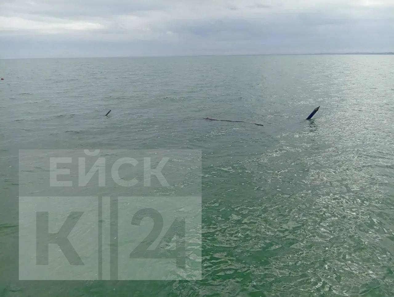 «Сбежавший» из Ейска причал найден в 300 метрах от берега «Сбежавший» из Ейска причал найден в 300 метрах от берега