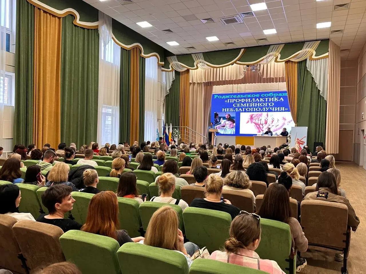 В Краснодаре представитель ведомства принял участие в родительском собрании В Краснодаре представитель ведомства принял участие в родительском собрании