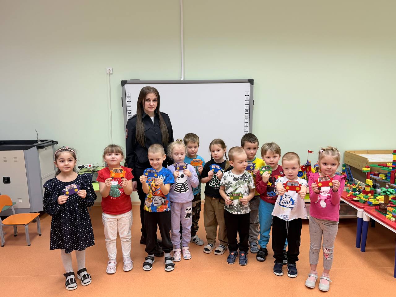 В рамках профилактического мероприятия «Декада дорожной безопасности детей» сотрудники Госавтоинспекции Успенского района провели для дошкольников мастер-класс «Подарок для папы»