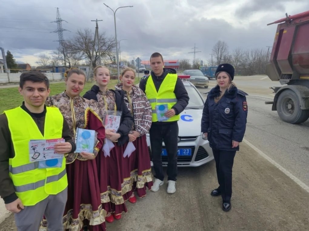 На Кубани сотрудницы Госавтоинспекции поздравляют мужчин-водителей с 23 февраля На Кубани сотрудницы Госавтоинспекции поздравляют мужчин-водителей с 23 февраля