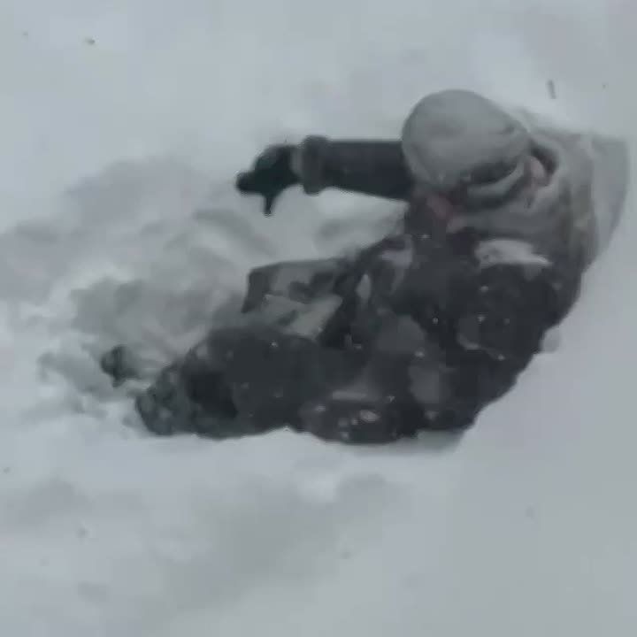 Сильнейший снегопад в Туле не смог помешать бабушке выйти на прогулку