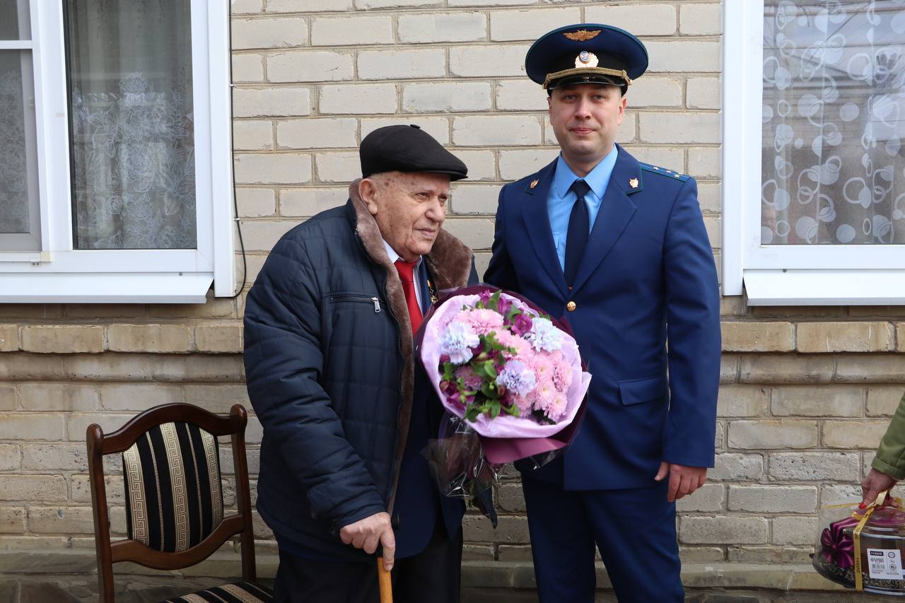 В связи с приближающимся государственным праздником работники прокуратуры Тбилисского района поздравили ветерана Великой Отечественной войны