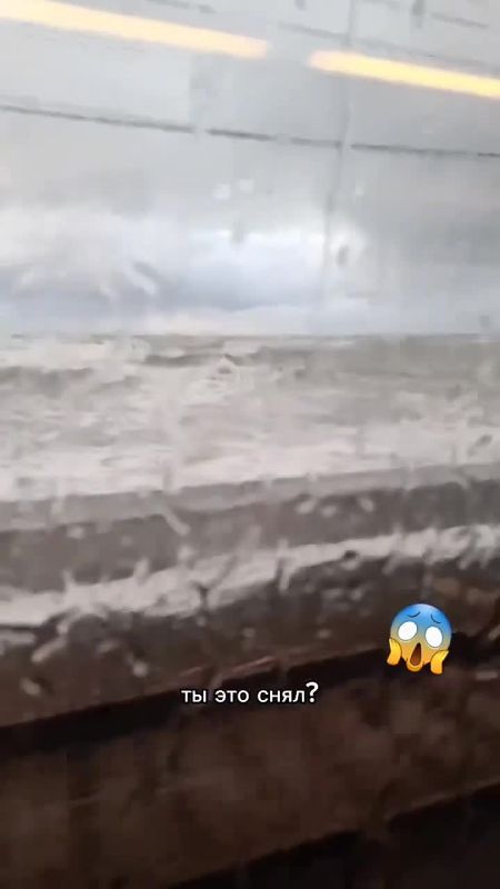 «Чётко, Вася»: в Сочи огромная волна накрыла электричку