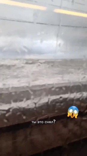 «Чётко, Вася»: в Сочи огромная волна накрыла электричку