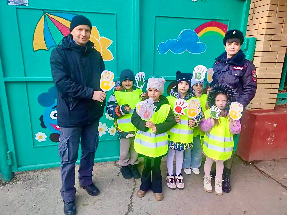 Сотрудники Госавтоинспекции по Лабинскому району совместно с отрядом ЮПИД «Светофорик» поздравили водителей с Днем защитника Отечества Сотрудники Госавтоинспекции по Лабинскому району совместно с отрядом ЮПИД «Светофорик» поздравили водителей с Днем защитника Отечества