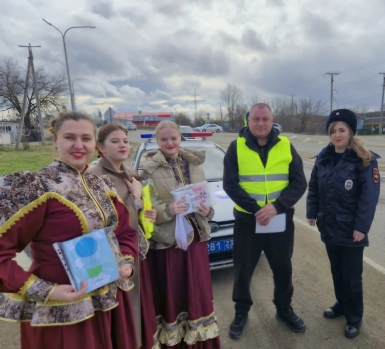 На Кубани сотрудницы Госавтоинспекции поздравляют мужчин-водителей с 23 февраля На Кубани сотрудницы Госавтоинспекции поздравляют мужчин-водителей с 23 февраля