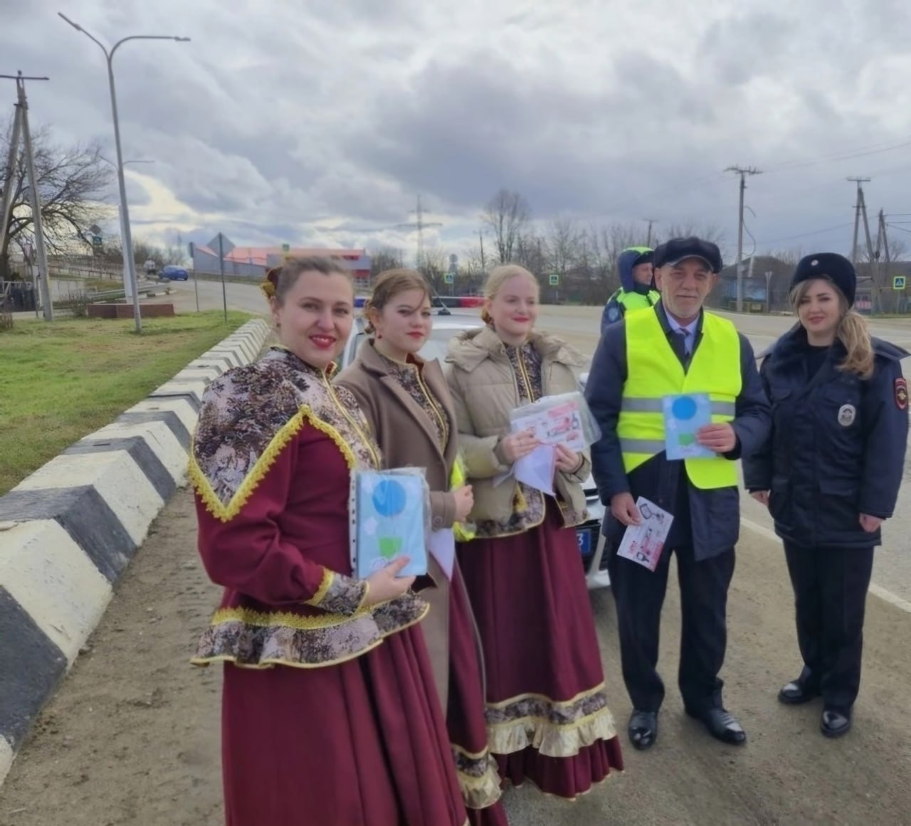 На Кубани сотрудницы Госавтоинспекции поздравляют мужчин-водителей с 23 февраля На Кубани сотрудницы Госавтоинспекции поздравляют мужчин-водителей с 23 февраля