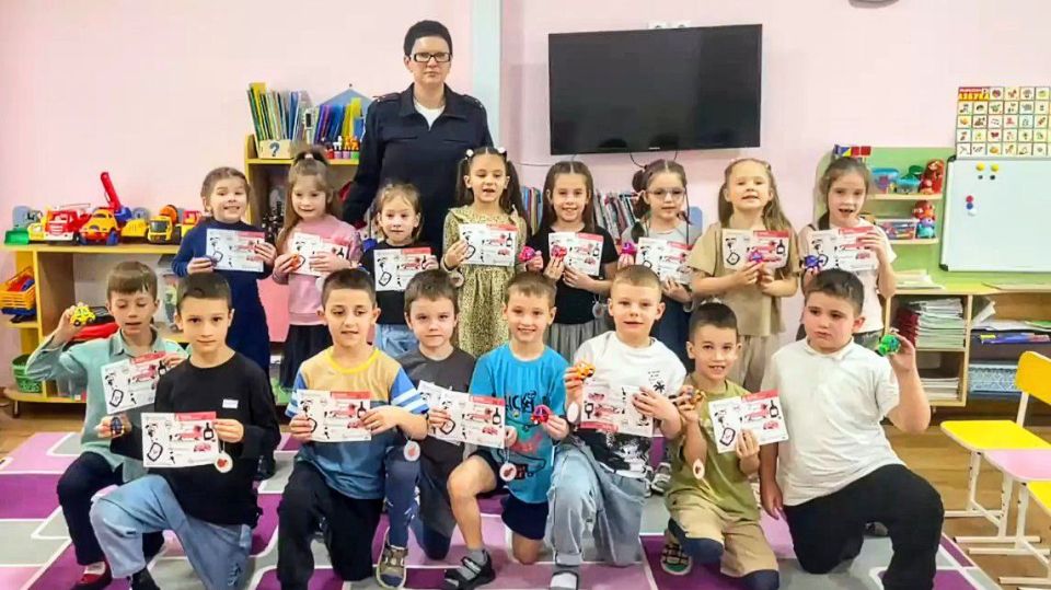 В преддверии Дня защитника Отечества дошколята Крымского района поздравили своих пап-водителей