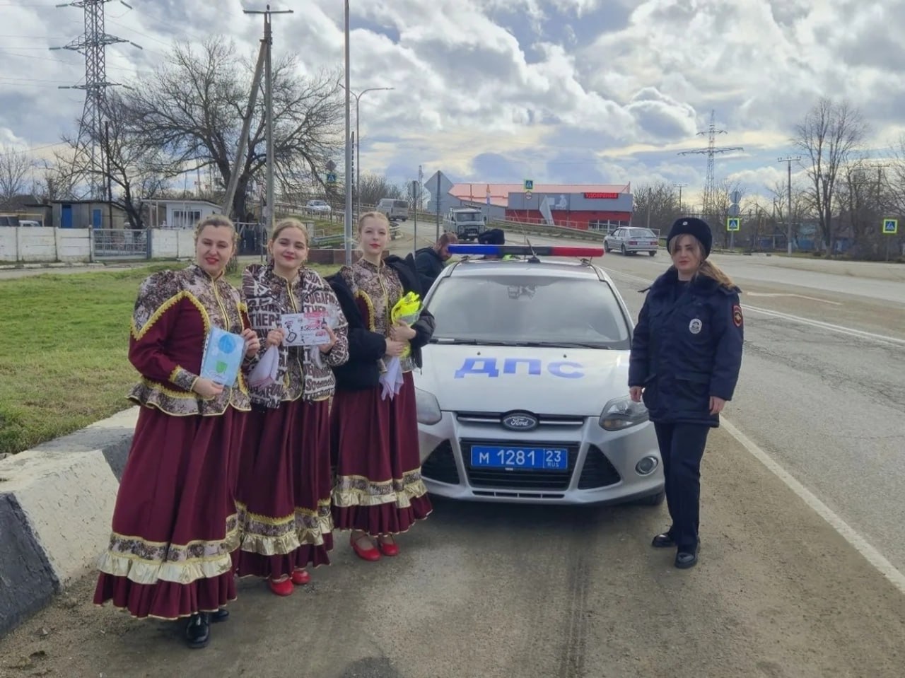 На Кубани сотрудницы Госавтоинспекции поздравляют мужчин-водителей с 23 февраля На Кубани сотрудницы Госавтоинспекции поздравляют мужчин-водителей с 23 февраля