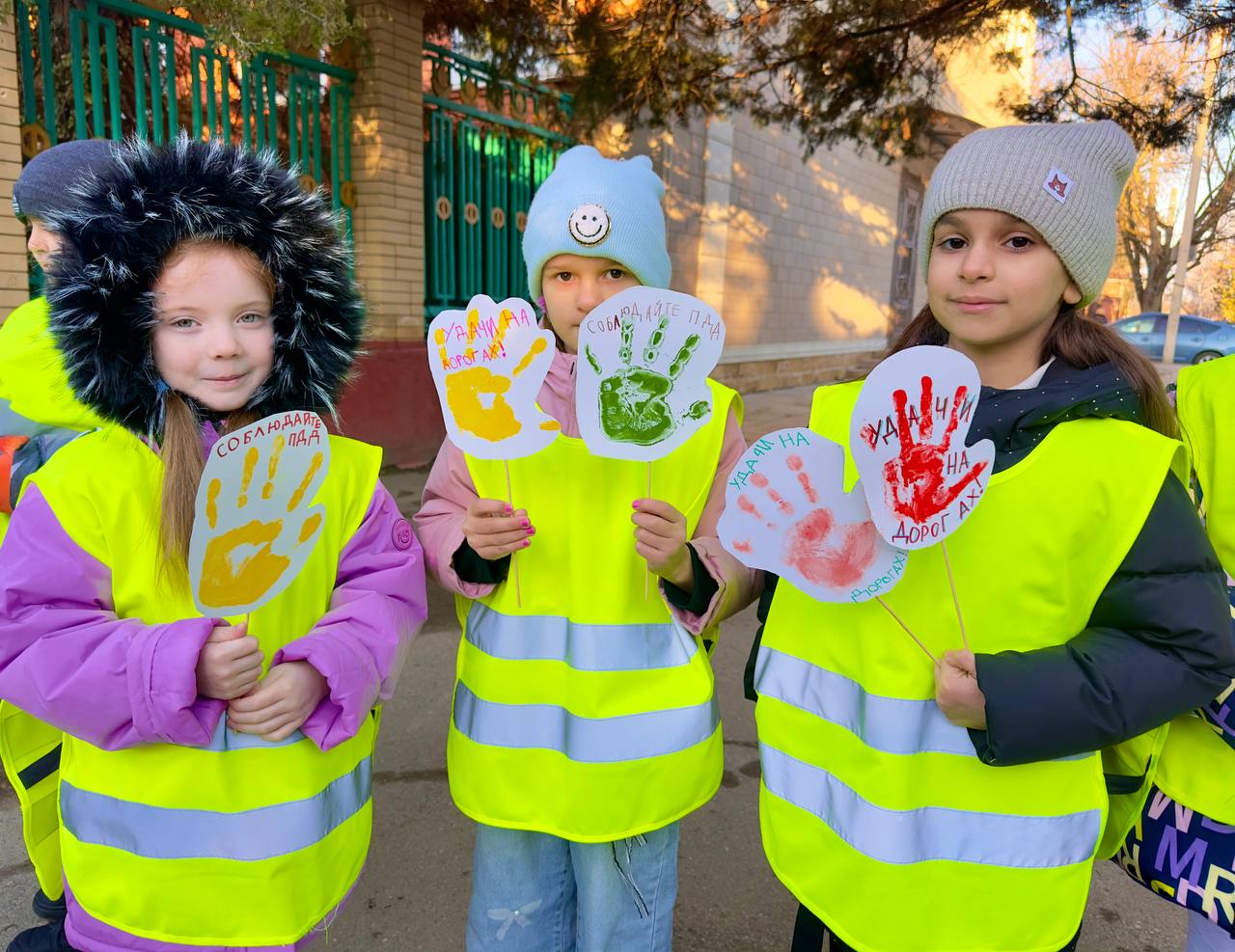 Сотрудники Госавтоинспекции по Лабинскому району совместно с отрядом ЮПИД «Светофорик» поздравили водителей с Днем защитника Отечества Сотрудники Госавтоинспекции по Лабинскому району совместно с отрядом ЮПИД «Светофорик» поздравили водителей с Днем защитника Отечества