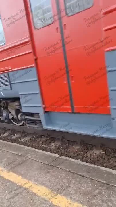 Зацеперы нового уровня. На одной из железнодорожных станций Кубани заметили детишек, позарившихся на опасное развлечение