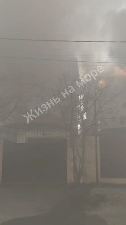 Пожар на 300 м2 разгорелся в Геленджике