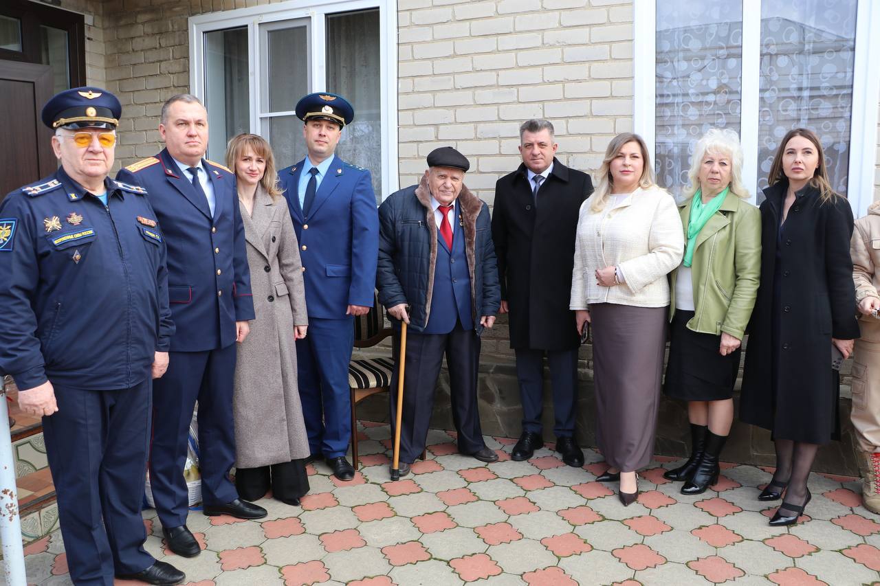 В связи с приближающимся государственным праздником работники прокуратуры Тбилисского района поздравили ветерана Великой Отечественной войны В связи с приближающимся государственным праздником работники прокуратуры Тбилисского района поздравили ветерана Великой Отечественной войны