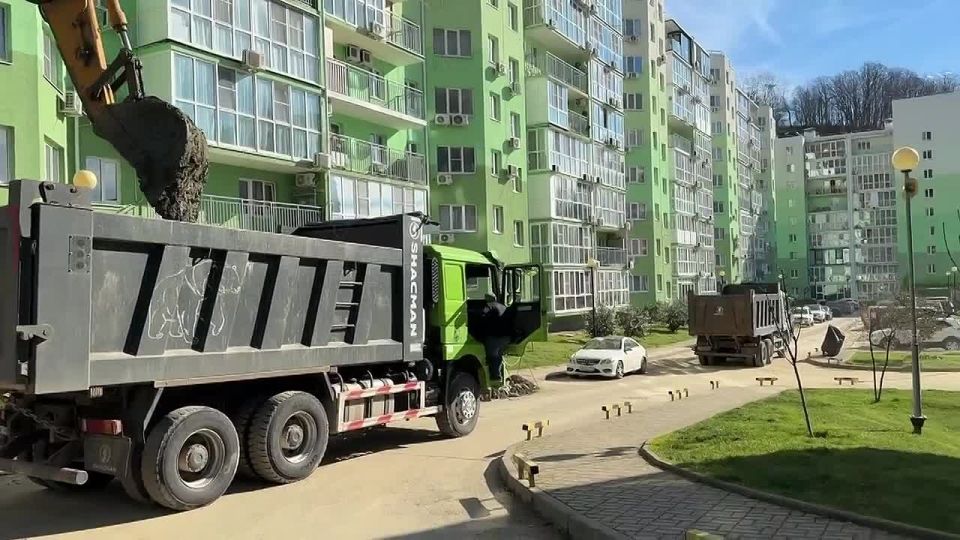Последствия оползня ликвидируют около ЖК «Министерские озера» в Сочи