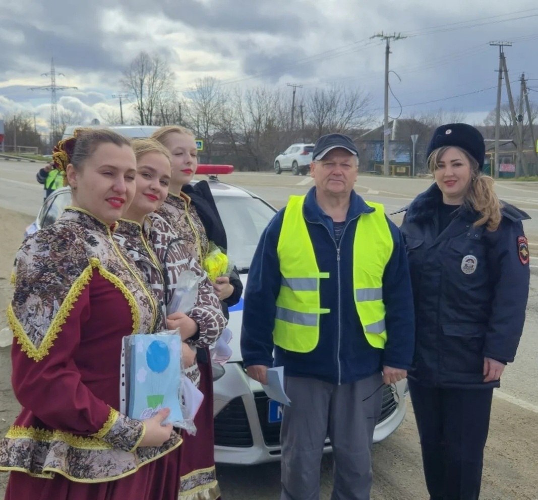 На Кубани сотрудницы Госавтоинспекции поздравляют мужчин-водителей с 23 февраля На Кубани сотрудницы Госавтоинспекции поздравляют мужчин-водителей с 23 февраля