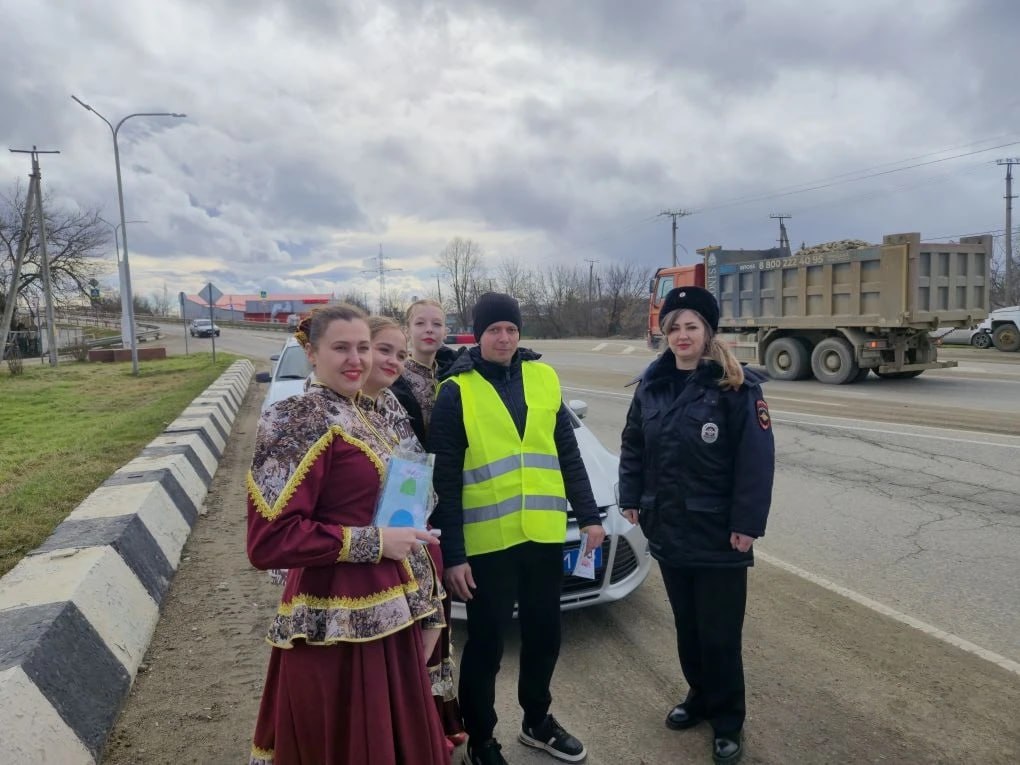 На Кубани сотрудницы Госавтоинспекции поздравляют мужчин-водителей с 23 февраля