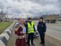 На Кубани сотрудницы Госавтоинспекции поздравляют мужчин-водителей с 23 февраля