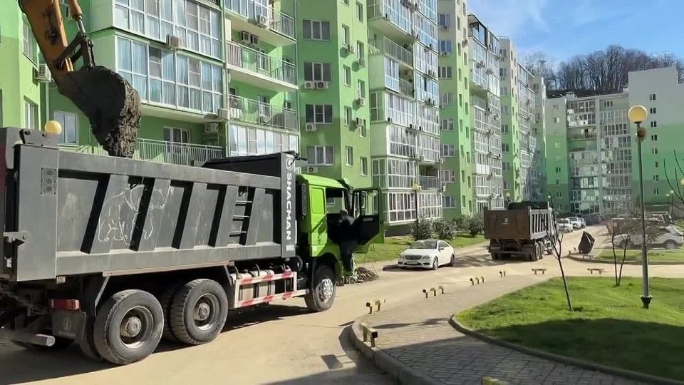 На придомовой территории ЖК «Министерские озера» продолжаются работы по расчистке сошедшего грунта