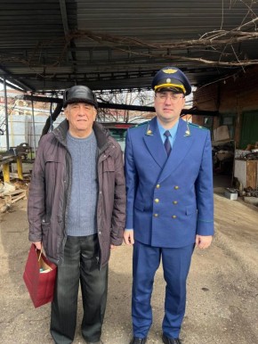 Работники прокуратуры Крыловского района поздравили ветерана органов прокуратуры в канун празднования Дня защитника Отечества