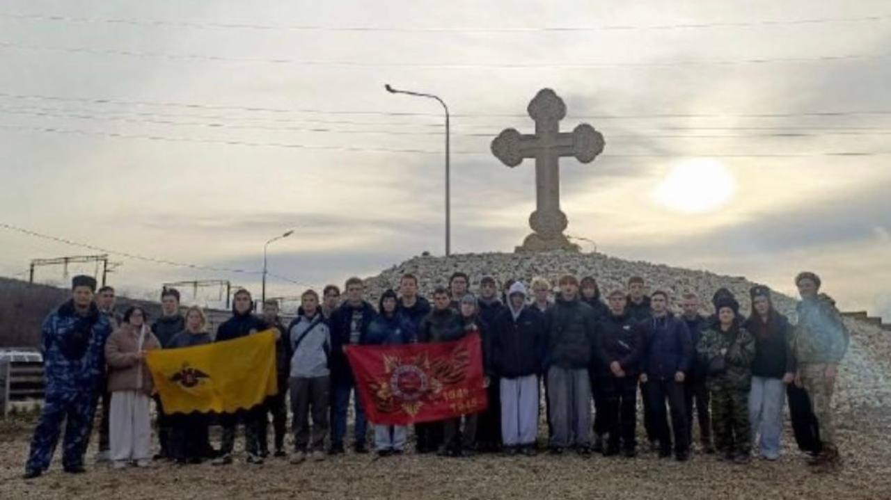 Студенты и школьники Новороссийска стали участниками патриотического похода по местам боевой славы в окрестностях города-героя Студенты и школьники Новороссийска стали участниками патриотического похода по местам боевой славы в окрестностях города-героя