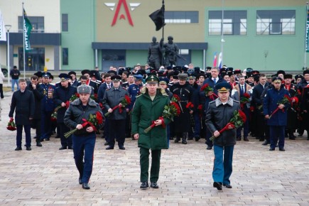 Начальник Главного управления МЧС России по Краснодарскому краю Алексей Клушин возложил цветы к Вечному огню в центре «Патриот»