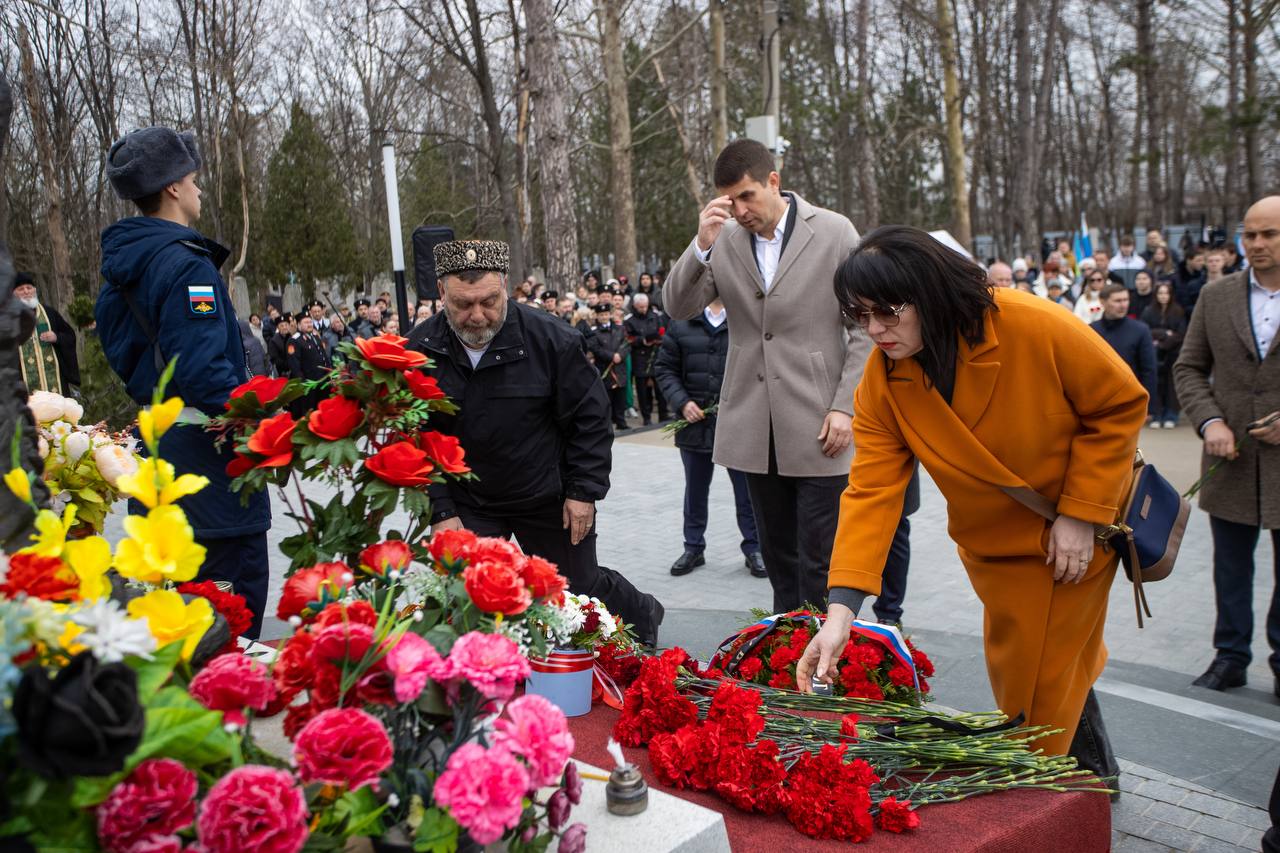 В Анапе воздали дань памяти погибшим участникам специальной военной операции В Анапе воздали дань памяти погибшим участникам специальной военной операции
