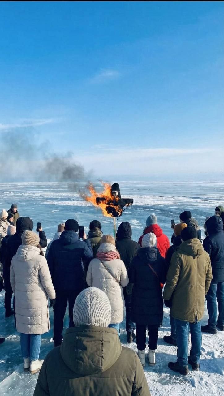 Чучело с изображением певца SHAMAN сожгли на Байкале