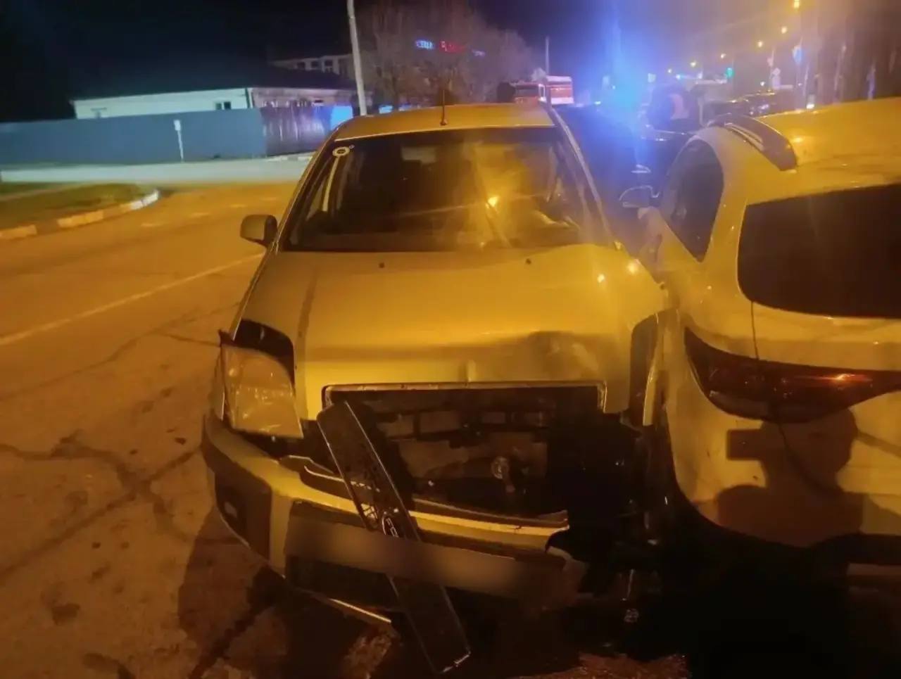 19-летний лихач катая по станице 14-летнюю школьницу, устроил жесткое столкновение на перекрестке 19-летний лихач катая по станице 14-летнюю школьницу, устроил жесткое столкновение на перекрестке