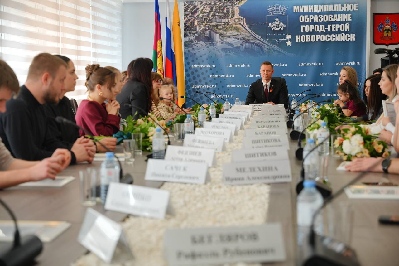 Андрей Кравченко: Торжественно вручил свидетельства на приобретение жилья 17 молодым семьям Андрей Кравченко: Торжественно вручил свидетельства на приобретение жилья 17 молодым семьям