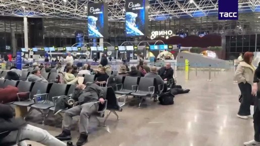 Более 100 рейсов задерживаются в аэропорту Сочи из-за ограничений, следует из данных онлайн-табло воздушной гавани