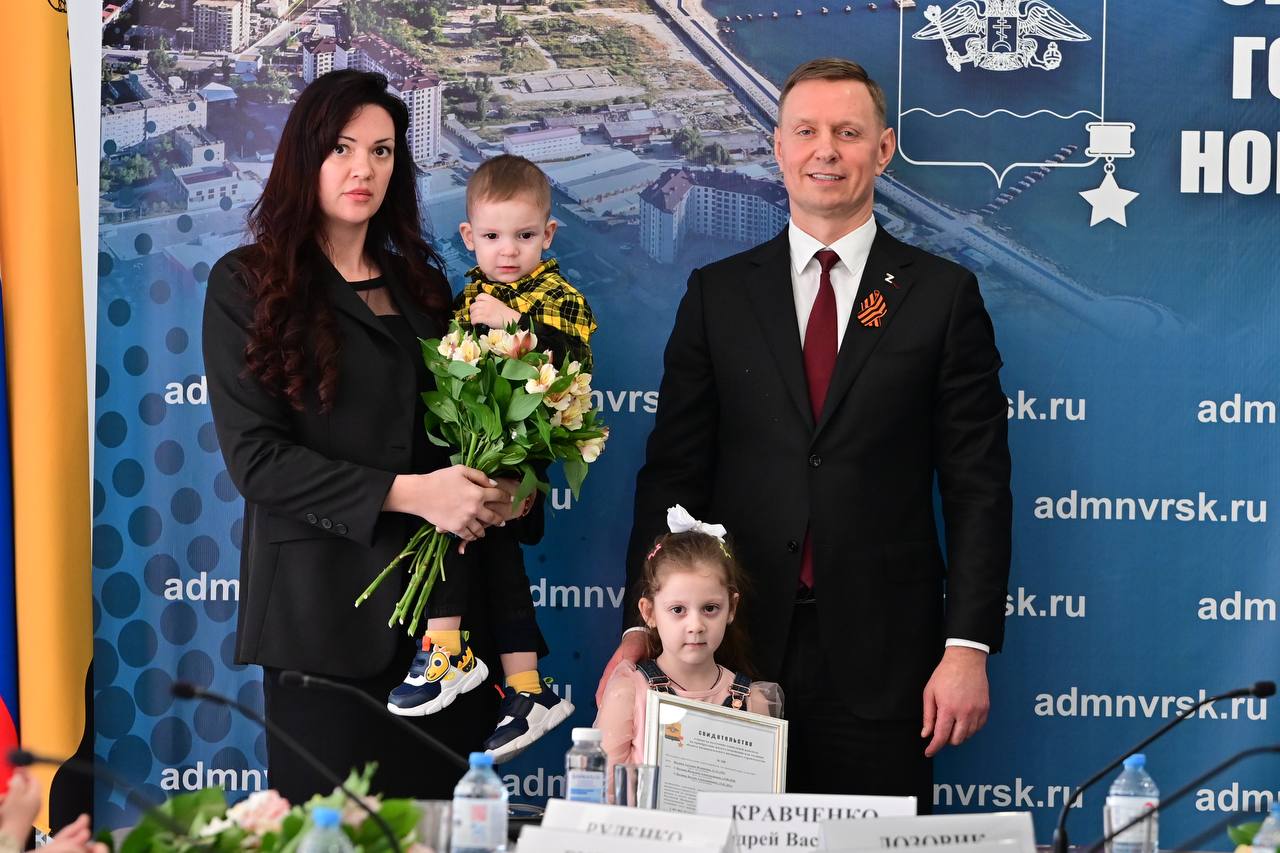 Андрей Кравченко: Торжественно вручил свидетельства на приобретение жилья 17 молодым семьям Андрей Кравченко: Торжественно вручил свидетельства на приобретение жилья 17 молодым семьям