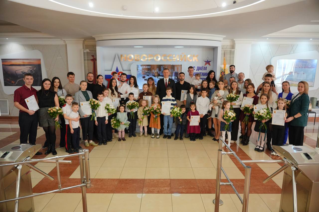 Андрей Кравченко: Торжественно вручил свидетельства на приобретение жилья 17 молодым семьям Андрей Кравченко: Торжественно вручил свидетельства на приобретение жилья 17 молодым семьям