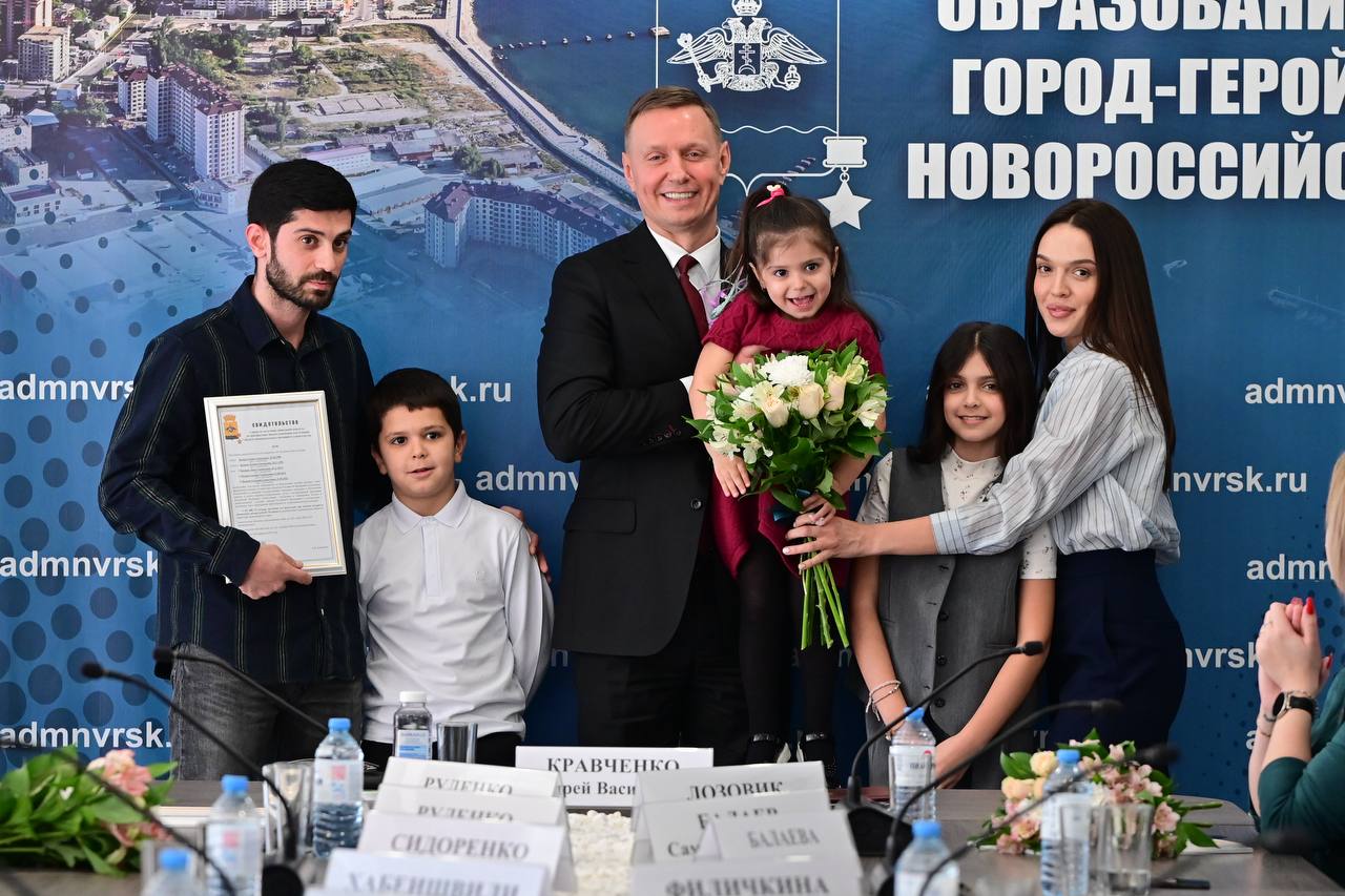 Андрей Кравченко: Торжественно вручил свидетельства на приобретение жилья 17 молодым семьям Андрей Кравченко: Торжественно вручил свидетельства на приобретение жилья 17 молодым семьям