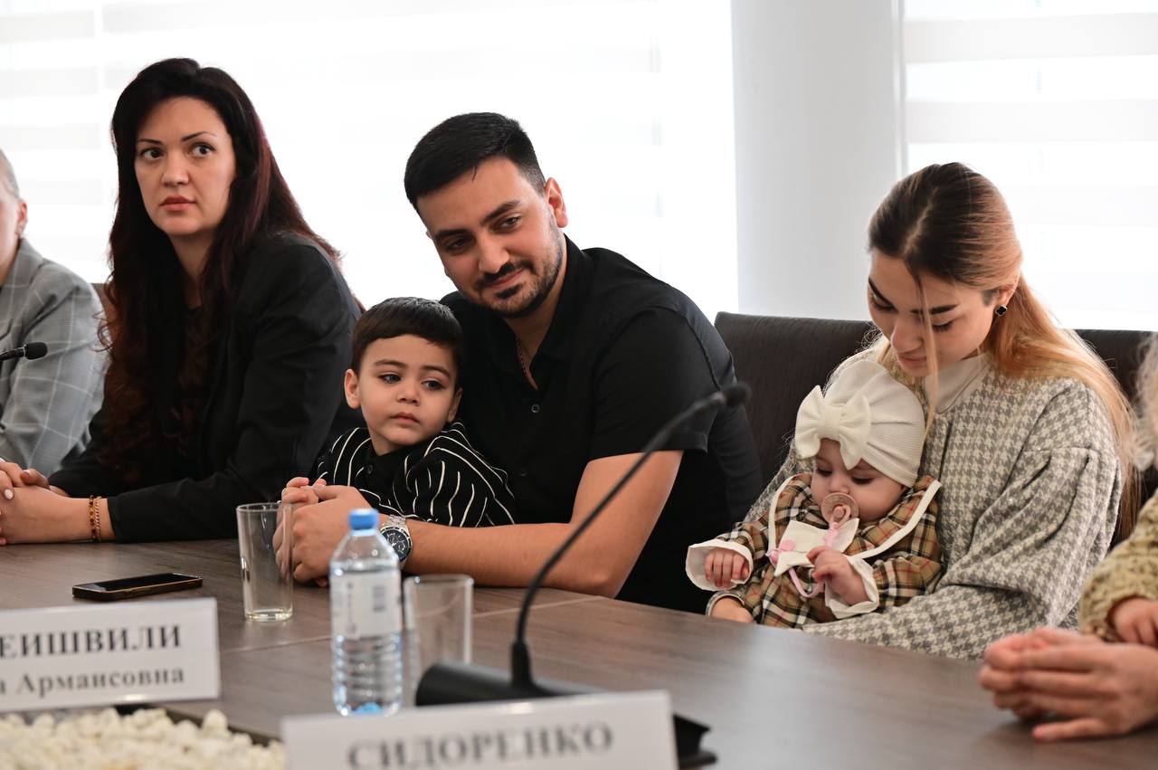 Андрей Кравченко: Торжественно вручил свидетельства на приобретение жилья 17 молодым семьям Андрей Кравченко: Торжественно вручил свидетельства на приобретение жилья 17 молодым семьям