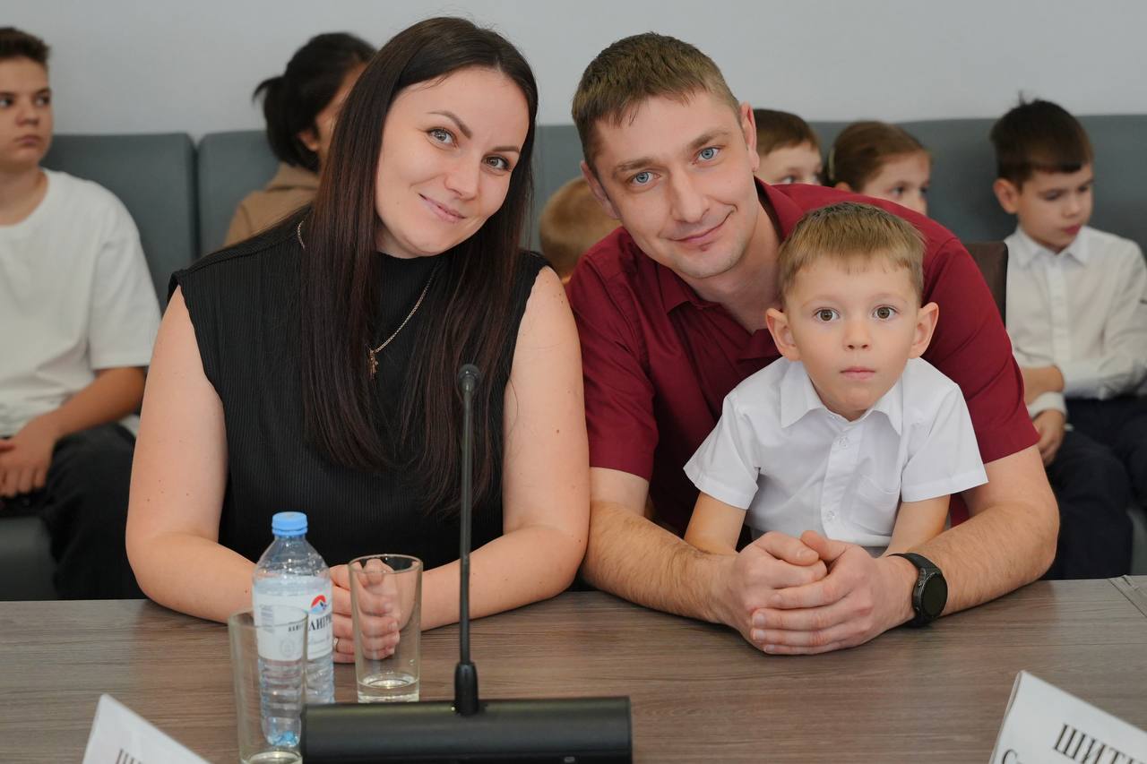 Андрей Кравченко: Торжественно вручил свидетельства на приобретение жилья 17 молодым семьям Андрей Кравченко: Торжественно вручил свидетельства на приобретение жилья 17 молодым семьям