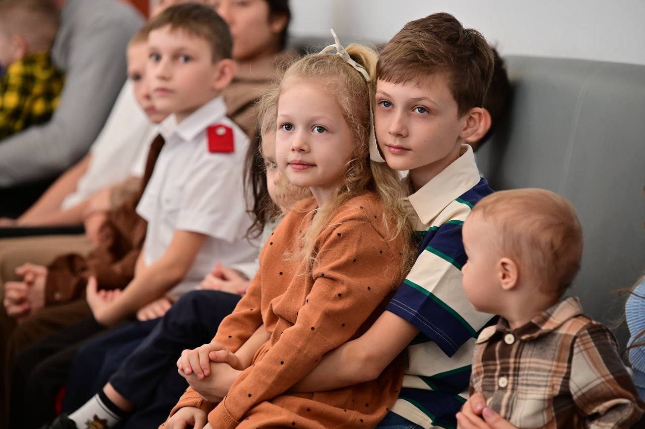 Андрей Кравченко: Торжественно вручил свидетельства на приобретение жилья 17 молодым семьям