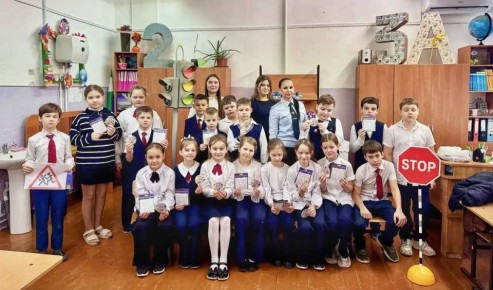 В рамках «Декады дорожной безопасности детей» сотрудники Госавтоинспекции Ленинградского округа провели тематическую викторину по ПДД