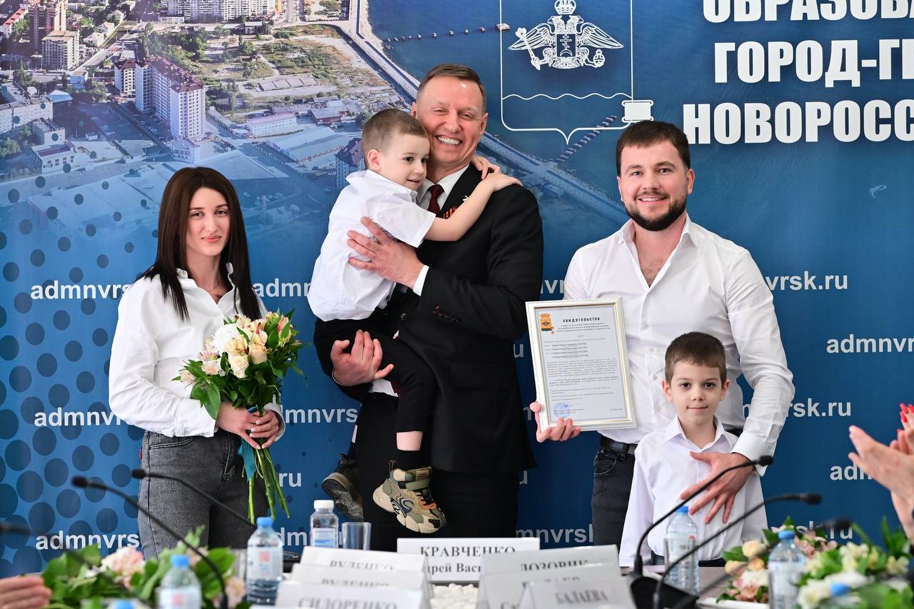 Андрей Кравченко: Торжественно вручил свидетельства на приобретение жилья 17 молодым семьям Андрей Кравченко: Торжественно вручил свидетельства на приобретение жилья 17 молодым семьям