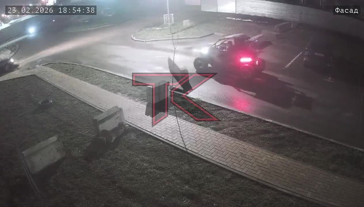 «Боулинг» с бетонными блоками случился у водителя во дворе ЖК в Краснодаре