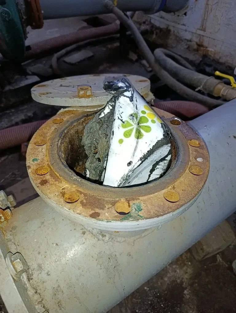 Чего только не выкинут. Очень много интересного вещей хранят трубы Краснодара… Часто в них попадают совсем неуместные предметы Чего только не выкинут. Очень много интересного вещей хранят трубы Краснодара… Часто в них попадают совсем неуместные предметы