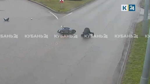 Мопедист сделал кувырок назад на дороге в Краснодаре