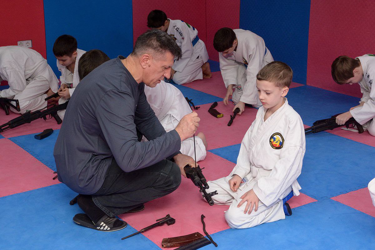 В марте 9 воспитанников сочинского военно-спортивного клуба «Гренадер» примут участие в первенстве России по армейскому рукопашному бою В марте 9 воспитанников сочинского военно-спортивного клуба «Гренадер» примут участие в первенстве России по армейскому рукопашному бою