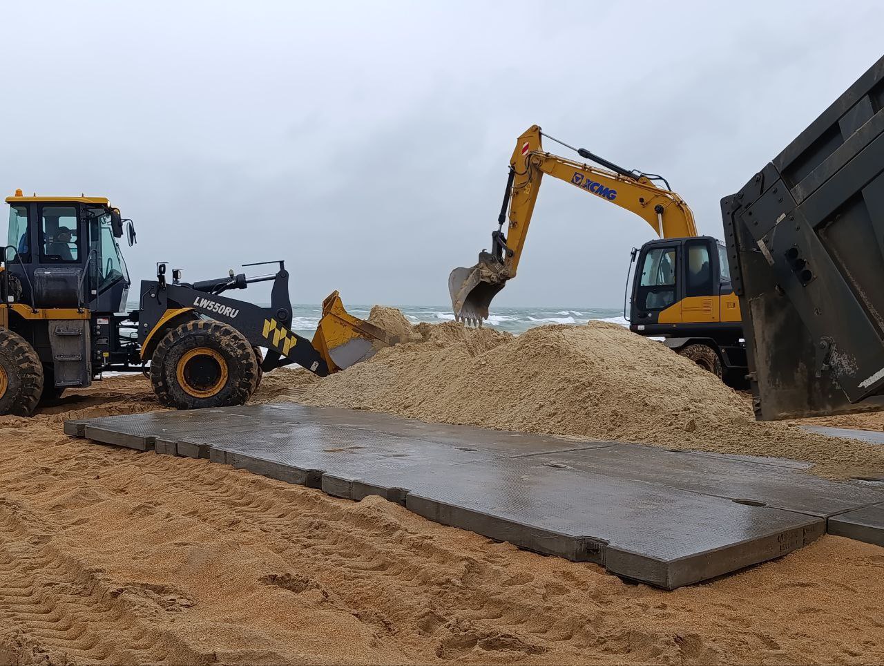 Первые самосвалы с песком прибыли на пляж в селе Витязево