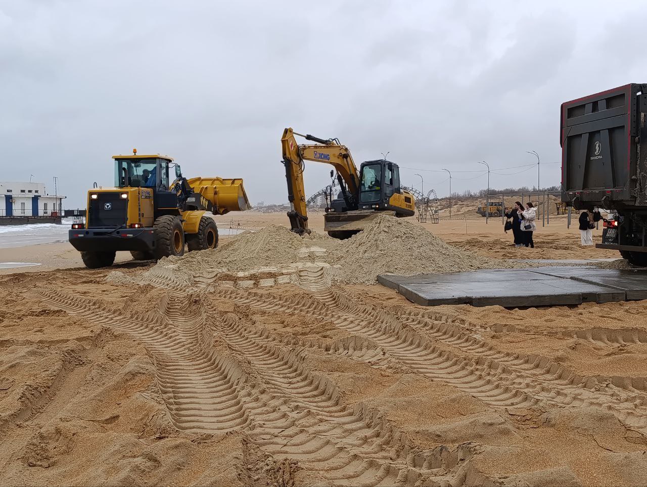 Первые самосвалы с песком прибыли на пляж в селе Витязево Первые самосвалы с песком прибыли на пляж в селе Витязево