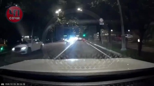 В центре Сочи мопедист попал в больницу после жесткого ДТП